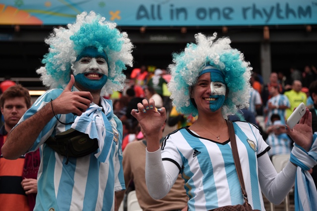 Fanáticos viven la emoción del la semifinal Holanda-Argentina