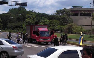 Manifestantes trancaron la avenida Andrés Eloy Blanco de Carabobo (Fotos)