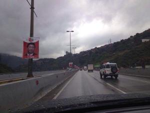 La autopista Caracas- La Guaira “forrada” de pendones con la imagen del presidente chino