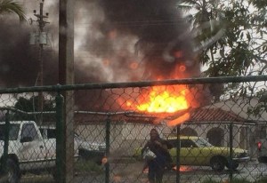 Rayo incendia casa en Lechería (Fotos)