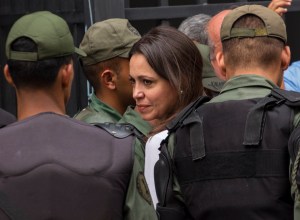 Abogados: Si María Corina no está imputada, no puede estar impedida de salir del país