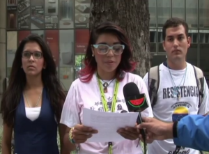 Estudiantes entregan comunicado a la embajada de Colombia (Video)