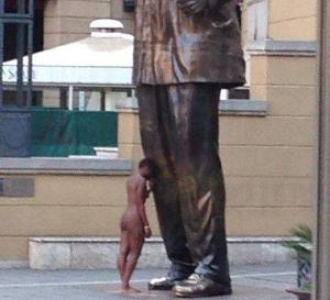 Mujer desnuda rinde homenaje a estatua gigante de Mandela (Fotos)