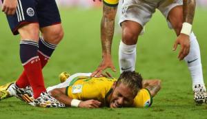“No siento las piernas”, gritó Neymar después del rodillazo
