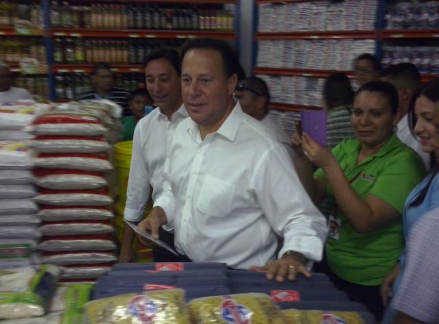 Presidente de Panamá verifica aplicación de control de precios (Fotos)