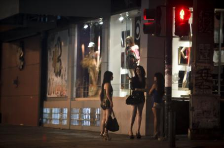 Las prostitutas en Venezuela sacan más dinero por vender dólares que por sexo