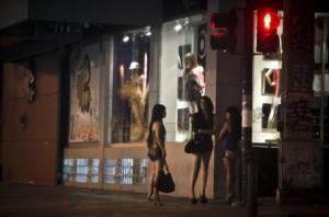 Francia penaliza a los clientes de las prostitutas
