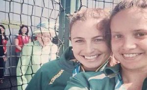 La Reina de Inglaterra sabotea una selfie de dos atletas (Fotos)