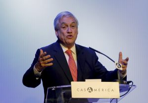 Piñera dice que la democracia está en riesgo en Venezuela