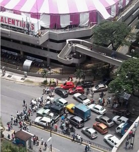 Los unefistas también trancaron las calles en Chuao #21Jul (Foto)