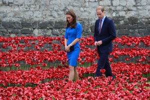 Duques de Cambridge “plantan” amapolas de cerámica en recuerdo de la Gran Guerra