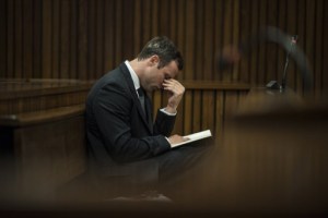 Fiscal apunta contradicciones de Pistorius en reanudación del juicio
