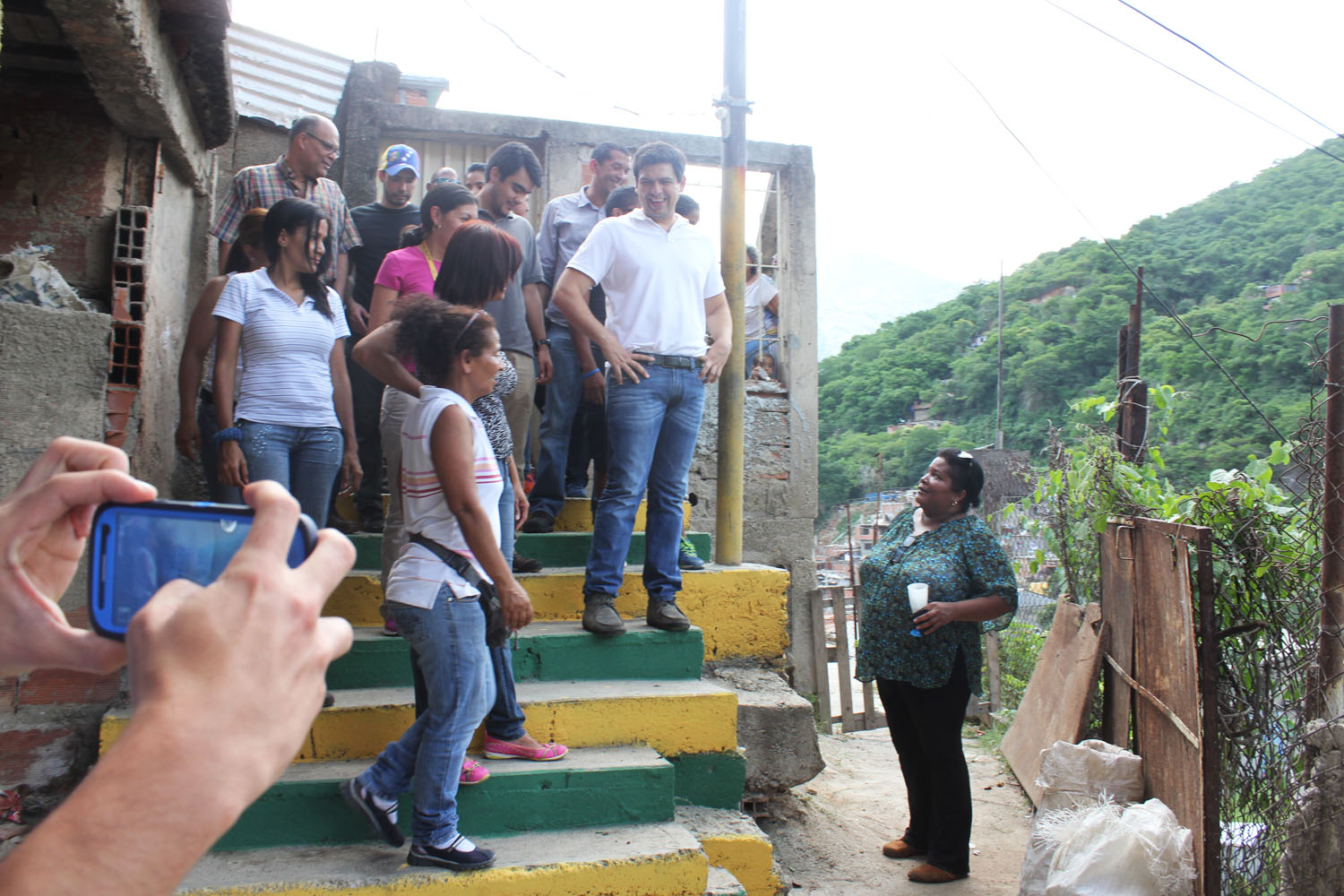Vecinos de Brisas de Araguaney tienen escaleras como nuevas