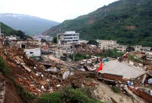 Muertos por sismo en China suben a 398