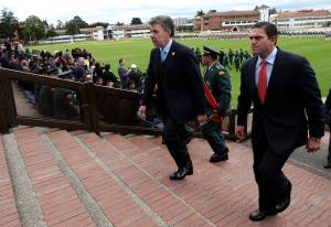 Santos asume su segundo mandato con la promesa de alcanzar la paz