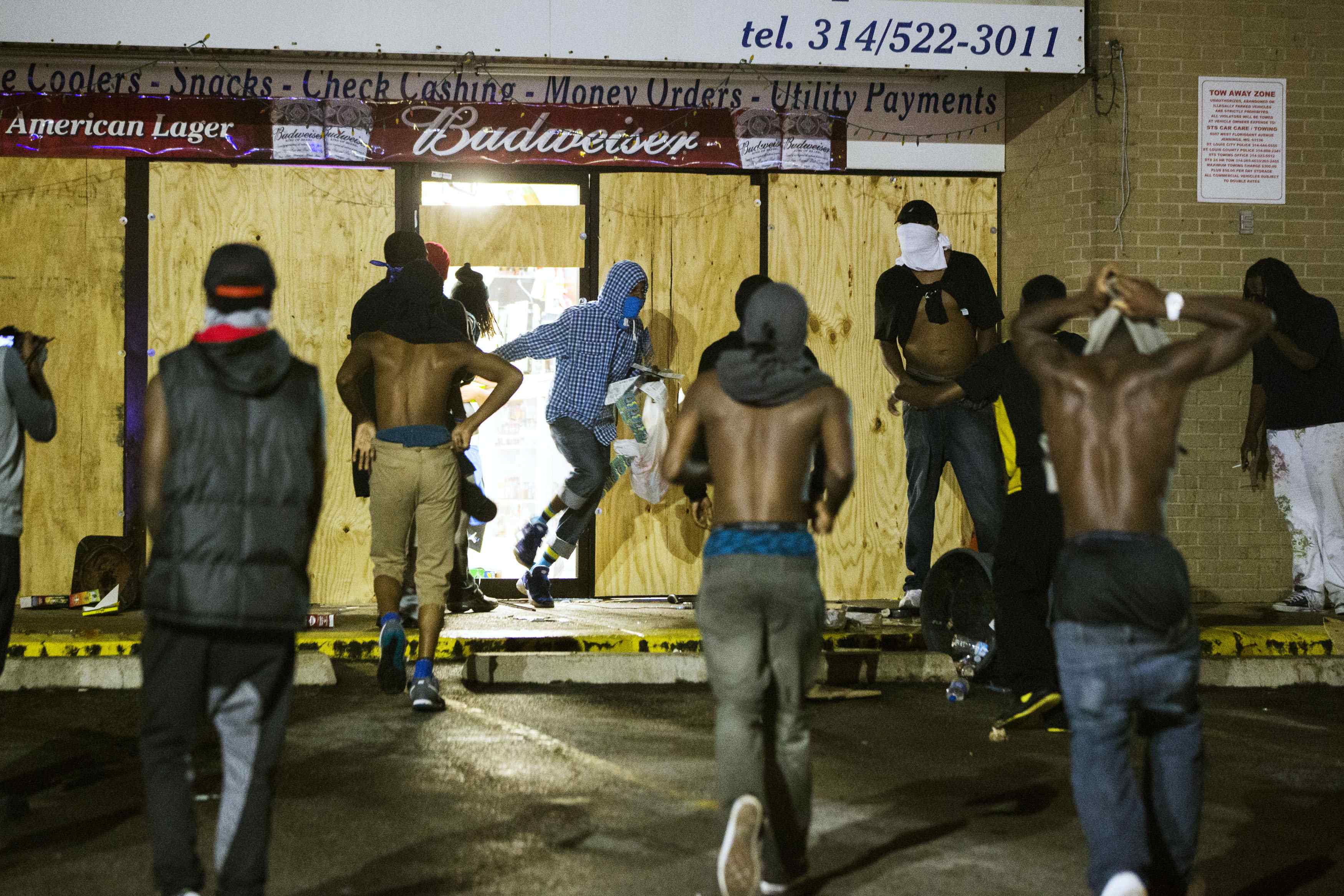 Saqueos en EEUU tras acusaciones de robo contra joven negro abatido por policía (Fotos)