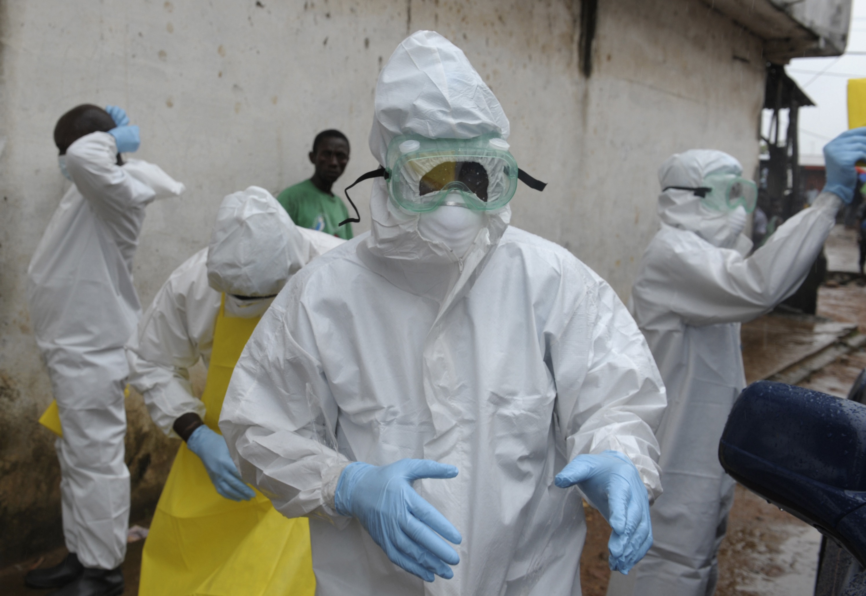 Médico liberiano muere por ébola luego de ser tratado con suero experimental