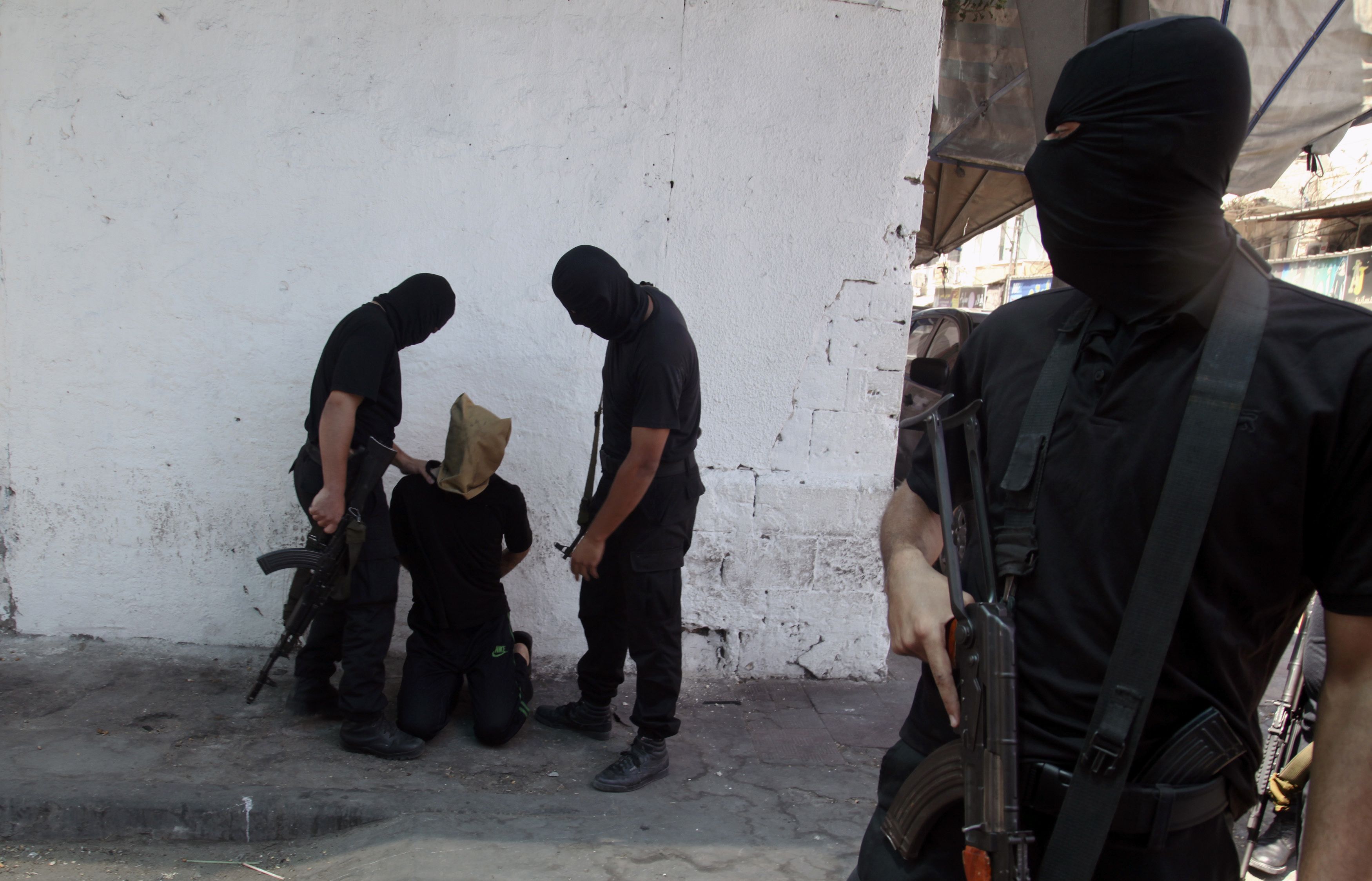 Hamas ejecuta en público a palestinos acusados de traidores (Fotos)