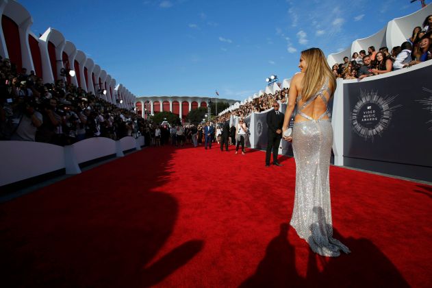 Jennifer Lopez arrives at the 2014 MTV Video Music Awards in Inglewood