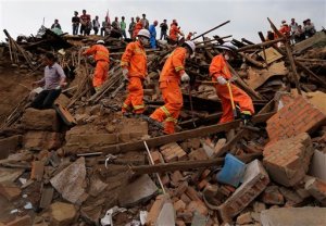 Buscan extraer a atrapados por terremoto en China
