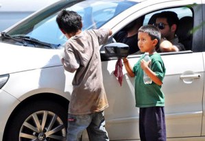 Gran cantidad de menores están trabajando en la calle por necesidad