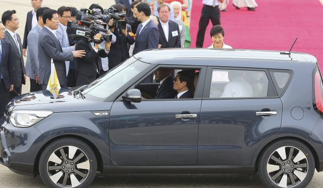 El papa Francisco abandona a bordo de un pequeño utilitario el aeropuerto tras aterrizar en Seúl  (Foto EFE)