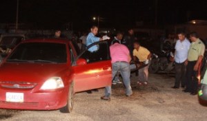 Acribillaron a dos hombres dentro de un carro