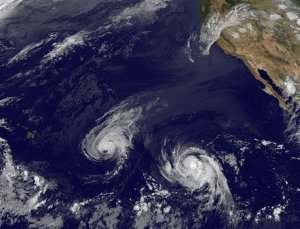 Tormenta Iselle provoca daños en Hawái, mientras huracán Julio se acerca