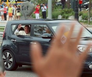 Pequeño auto del Papa fascina a surcoreanos (Fotos)