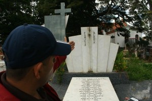 Ni a los muertos respetan… Roban material metálico de las lápidas del Cementerio