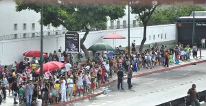 Caraqueños hacen largas colas para echarse un bañito en la playa (Fotos)