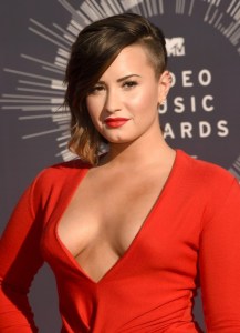 Atrevidísimo escote en rojo de Demi Lovato (UFFF)