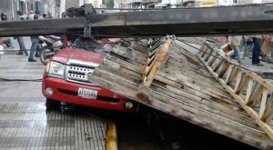 Grúa cayó sobre camioneta en avenida San Martín (Fotos)