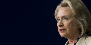 Hillary Clinton inicia su carrera presidencial con fuertes críticas a Obama