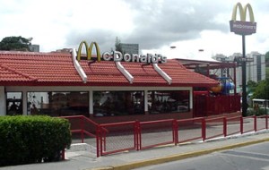 Atraco masivo en McDonald’s de Los Chaguaramos… Se llevaron hasta la cajita feliz