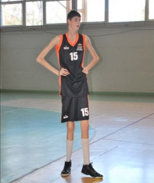 A sus 13 años ya mide 2,23 metros y promete ser una estrella del baloncesto