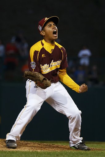 El venezolano Diomel Bracho celebra tras ponchar al puertorriqueño Janiel Pérez para el último out en el juego