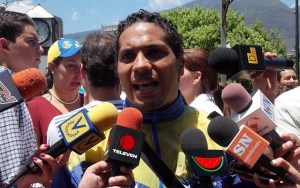 Tildan a Santos de “colaborador de la dictadura venezolana” por caso Lorent Saleh