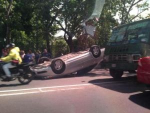 Vehículo volcado en la Francisco de Miranda genera fuerte tráfico #28A
