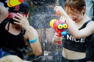 Las mejores FOTOS del festival de… ¡pistolas de agua! (No es broma)