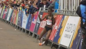 Atleta protagonizó un emotivo final en maratón (Video)