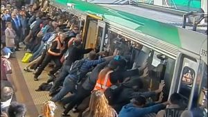 Pasajeros inclinan un vagón del metro para salvar a hombre atrapado (Video)