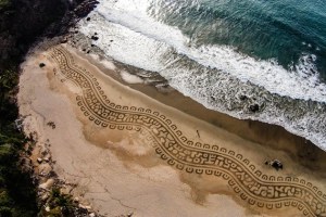 Maravillosa demostración de arte en la orilla de la playa