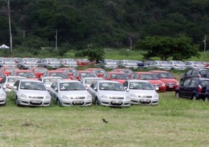 Siete mil carros chinos están acaparados en cuarteles de Maracay