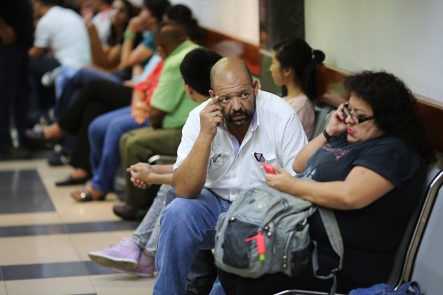 Numerosos pacientes esperan su turno en la sala de emergencias del Centro Médico de Caracas (AP)