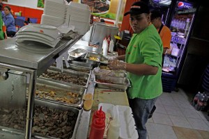 Venezolanos consumen refrescos y comida chatarra en exceso