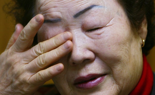 La surcoreana Lee Yong-soo llora al relatar que durante la Segunda Guerra Mundial los soldados japoneses la obligaron a prostituirse (Foto AP)