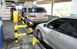 Usuarios se niegan a pagar 10 bolívares para estacionamiento