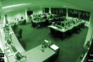 El fantasma que desordena una oficina a las tres de la madrugada (Video)