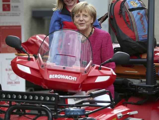 La canciller alemana, Angela Merkel, se sienta en un vehículo del servicio de rescate de montaña, en Bonn, Alemania, hoy, martes, 19 de agosto del 2014. Merkel visitó la Oficina Federal de Protección Civil y Asistencia ante el Desastre para conocer el trabajo de este lugar. EFE/Oliver Berg